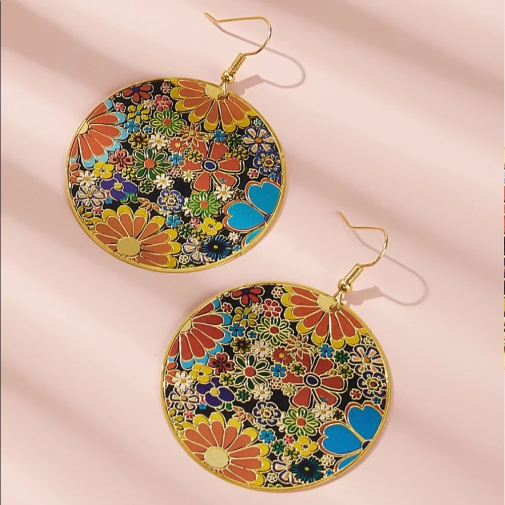 5🌟•NEW- Alice Is A Wild Flower Child Disc Earrings